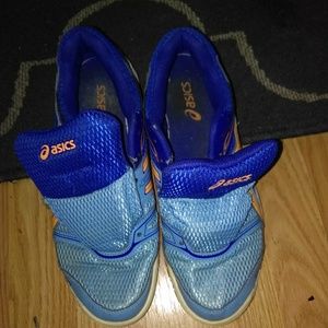 Oasics tennis shoes